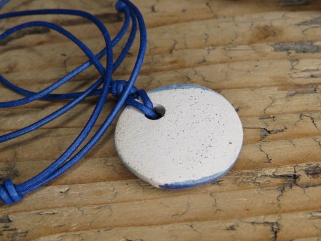 Ceramiczny wisior z ornamentem – ręcznie robiony