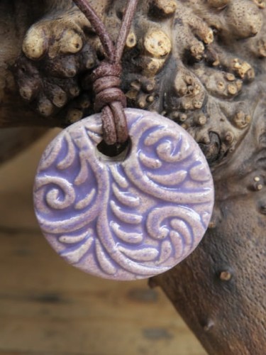 Ceramiczny wisior z ornamentem – ręcznie robiony fioletowy