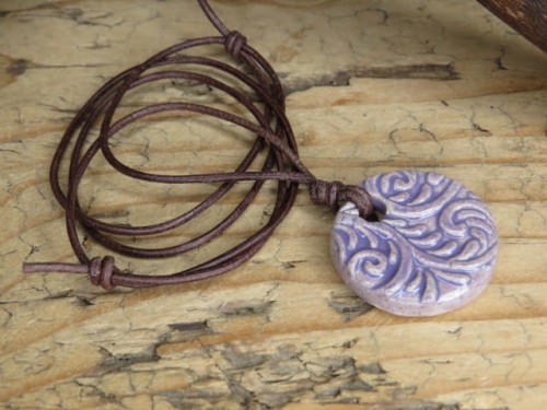 Ceramiczny wisior z ornamentem – ręcznie robiony fioletowy