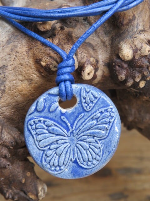 Ceramiczny wisior z motylem – ręcznie robiony