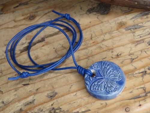 Ceramiczny wisior z motylem – ręcznie robiony