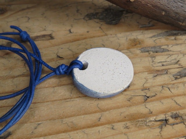 Ceramiczny wisior z motylem – ręcznie robiony