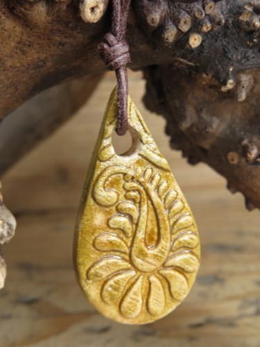 Ceramiczny wisior z ornamentem – ręcznie robiony brązowy