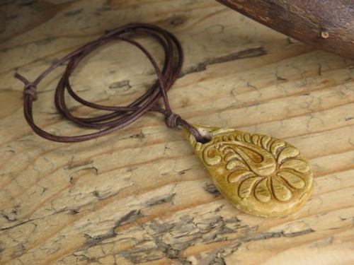 Ceramiczny wisior z ornamentem – ręcznie robiony brązowy