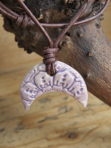Wisior ceramiczny Lunula z ornamentem florystycznym – fioletowy amulet słowiański