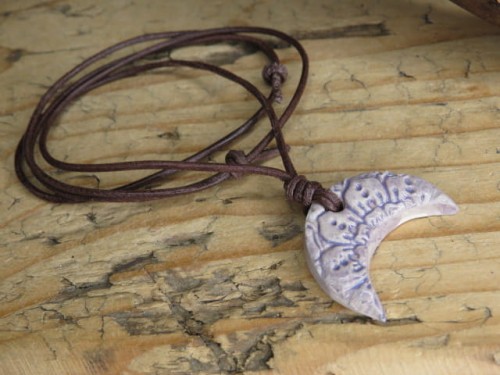 Wisior ceramiczny Lunula z ornamentem florystycznym – fioletowy amulet słowiański