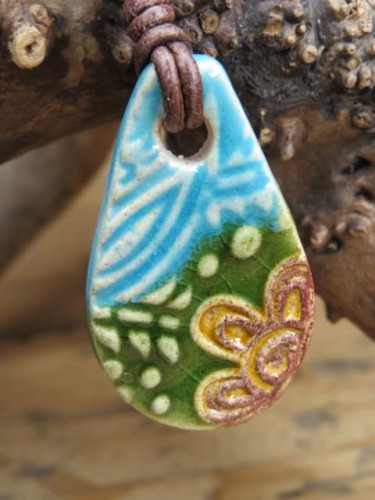 Ceramiczny wisior z ornamentem – ręcznie robiony