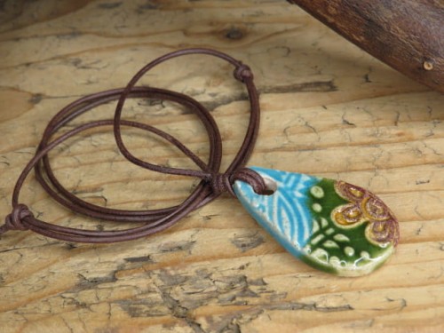 Ceramiczny wisior z ornamentem – ręcznie robiony