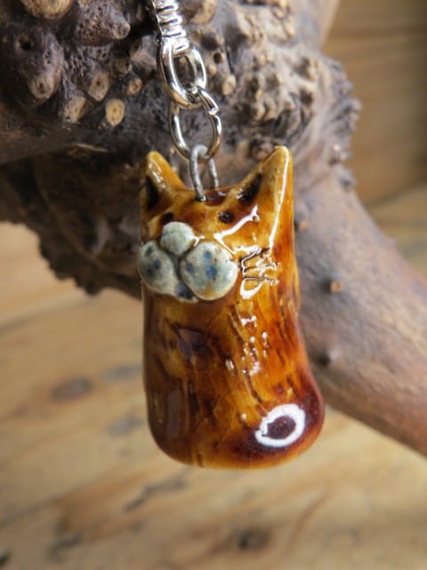 Ceramiczny brelok – kotek w brązowym szkliwie