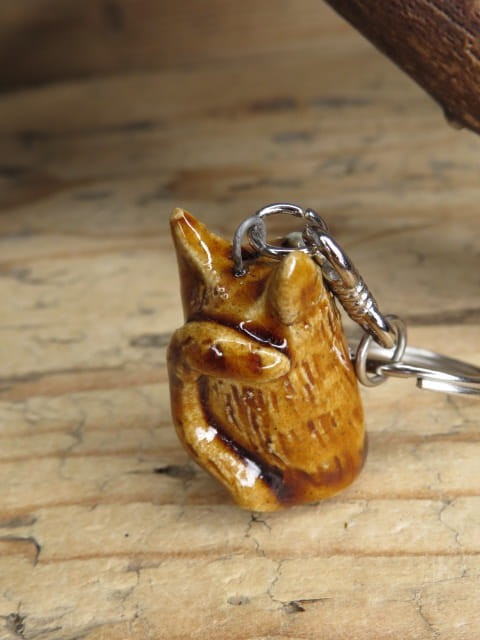 Ceramiczny brelok – kotek w brązowym szkliwie