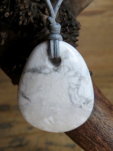 howlit biały * talizman na rzemieniu