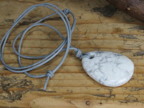 howlit biały * talizman na rzemieniu