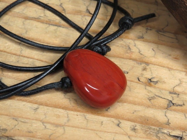 jaspis czerwony * amulet na rzemieniu