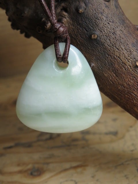 jadeit - ochrona i dobrobyt - amulet na rzemieniu