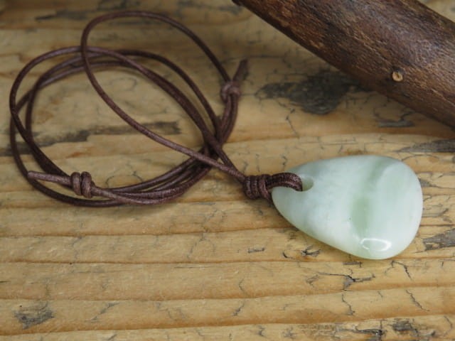 jadeit - ochrona i dobrobyt - amulet na rzemieniu