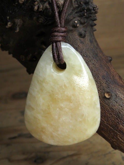 aragonit pomarańczowy - ochrona uspokojenie energia - amulet na rzemieniu