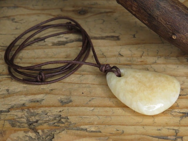 aragonit pomarańczowy - ochrona uspokojenie energia - amulet na rzemieniu