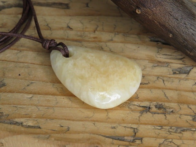 aragonit pomarańczowy - ochrona uspokojenie energia - amulet na rzemieniu