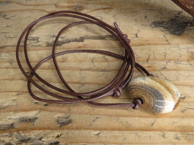 jaspis Kalahari - amulet na rzemieniu