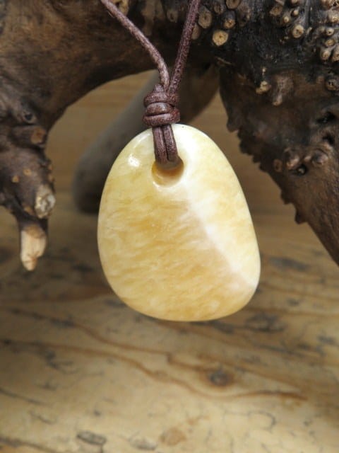 aragonit - ochrona uspokojenie energia - amulet na rzemieniu