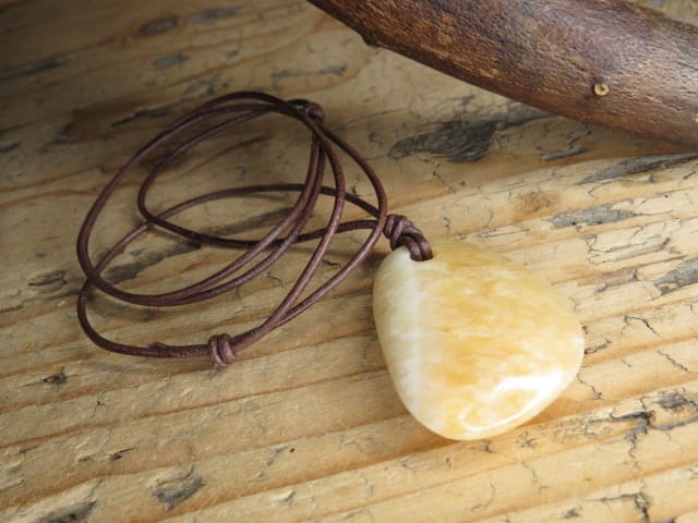 aragonit - ochrona uspokojenie energia - amulet na rzemieniu