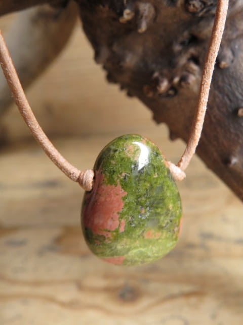 unakit wisior amulet na rzemieniu