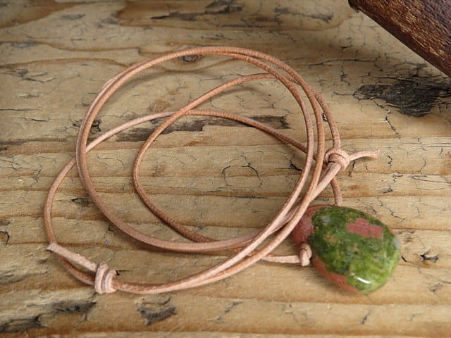 unakit wisior amulet na rzemieniu