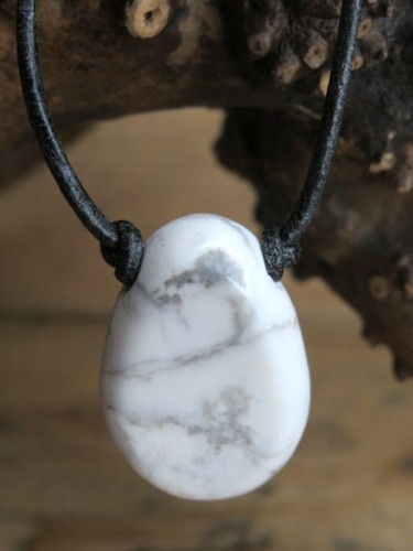 howlit biały * talizman na rzemieniu