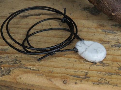 howlit biały * talizman na rzemieniu