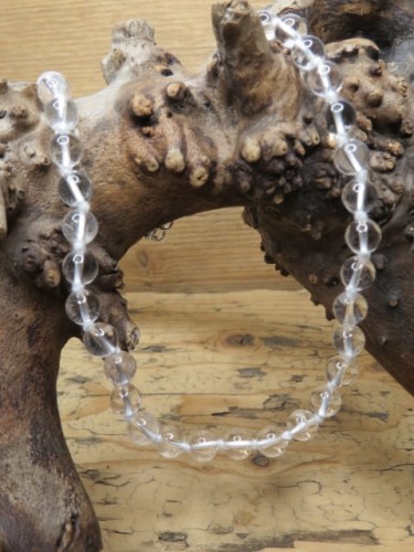 Naszyjnik z naturalnego kryształu górskiego, kule 8 mm, długość 45 cm z zapięciem. Elegancka biżuteria i talizman ochronny.