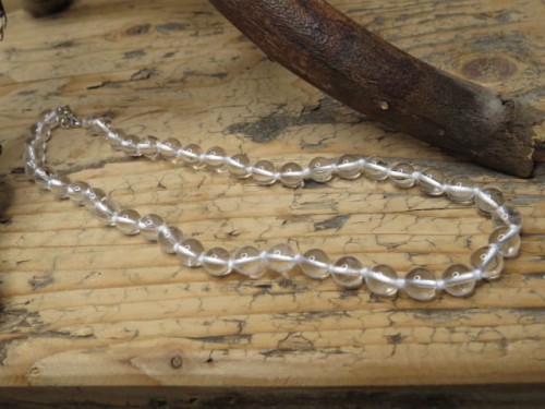 Naszyjnik z naturalnego kryształu górskiego, kule 8 mm, długość 45 cm z zapięciem. Elegancka biżuteria i talizman ochronny.