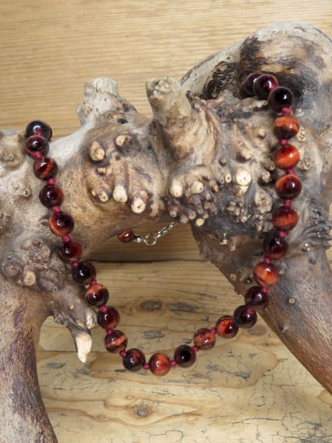 Naszyjnik z naturalnego bawolego oka, kule 8 mm, długość 45 cm z zapięciem. Elegancka biżuteria i talizman ochronny.