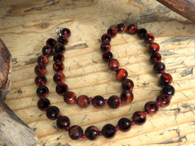 Naszyjnik z naturalnego bawolego oka, kule 8 mm, długość 45 cm z zapięciem. Elegancka biżuteria i talizman ochronny.