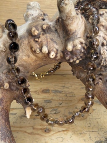 Naszyjnik z naturalnego kwarcu dymnego, kule 8 mm, długość 45 cm z zapięciem. Elegancka biżuteria i talizman ochronny.