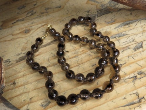 Naszyjnik z naturalnego kwarcu dymnego, kule 8 mm, długość 45 cm z zapięciem. Elegancka biżuteria i talizman ochronny.