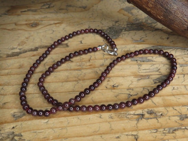 Naszyjnik z naturalnych granatów, kule 4 mm, długość 45,5 cm z zapięciem. Elegancka biżuteria i talizman energetyzujący.