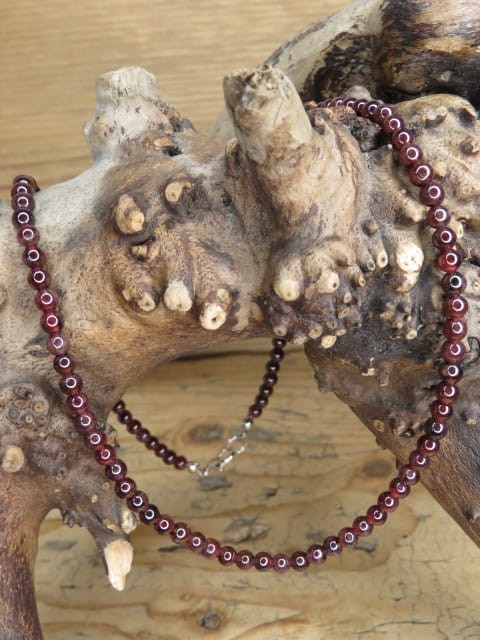 Naszyjnik z naturalnych granatów, kule 4 mm, długość 45,5 cm z zapięciem. Elegancka biżuteria i talizman energetyzujący.