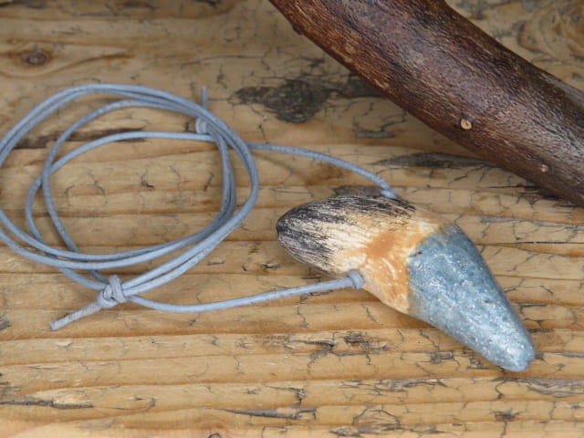 Wisior - amulet z ceramiczną repliką zęba niedźwiedzia jaskiniowego