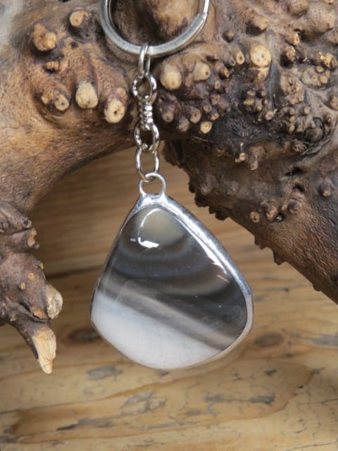 Ekskluzywny brelok z krzemienia pasiastego oprawionego w miedź i cynę.