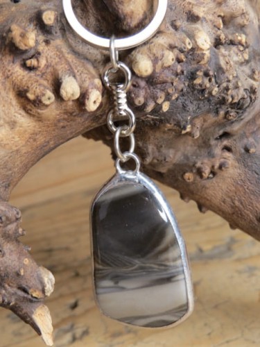 Ekskluzywny brelok z krzemienia pasiastego.