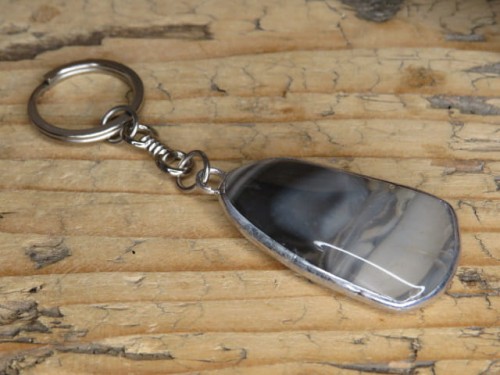 Ekskluzywny brelok z krzemienia pasiastego.