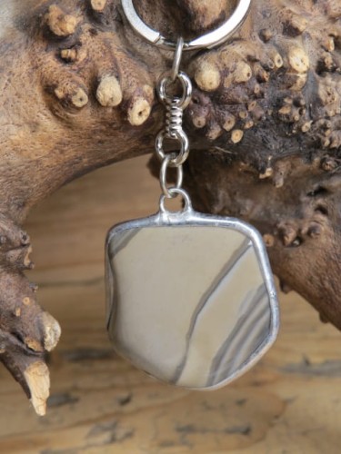 Ekskluzywny brelok z krzemienia pasiastego.