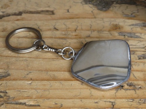 Ekskluzywny brelok z krzemienia pasiastego.