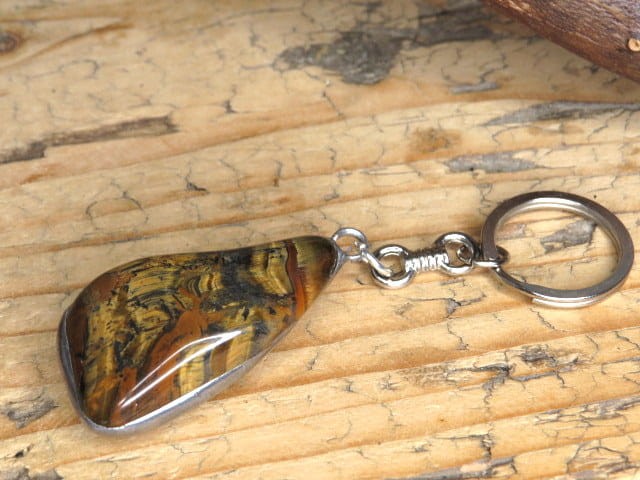 Breloczek z tygrysiego oka oprawionego w miedź i cynę.