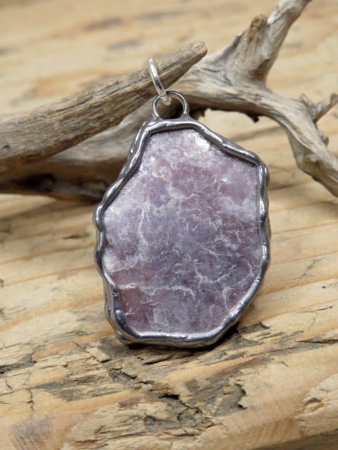 Ręcznie wykonany wisior z naturalnym lepidolitem w miedziano-cynowej oprawie. Unikatowa biżuteria artystyczna – piękny kamień w odcieniach fioletu.