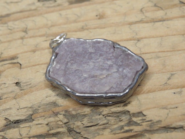 Ręcznie wykonany wisior z naturalnym lepidolitem w miedziano-cynowej oprawie. Unikatowa biżuteria artystyczna – piękny kamień w odcieniach fioletu.