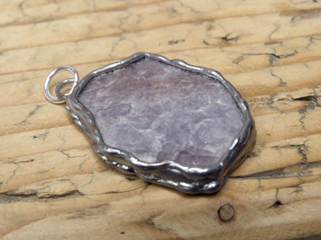 Ręcznie wykonany wisior z naturalnym lepidolitem w miedziano-cynowej oprawie. Unikatowa biżuteria artystyczna – piękny kamień w odcieniach fioletu.