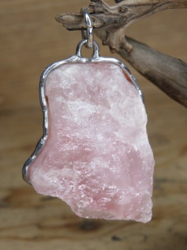 Wisior z surowego kwarcu różowego w miedzi i cynie.