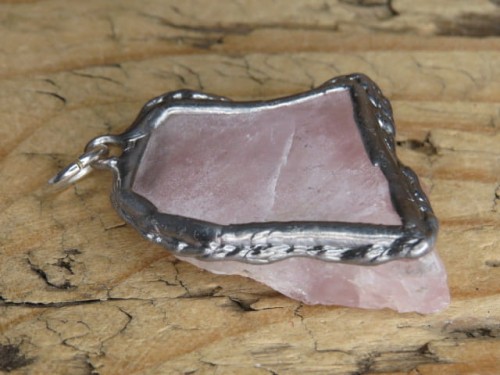 Wisior z surowego kwarcu różowego w miedzi i cynie.