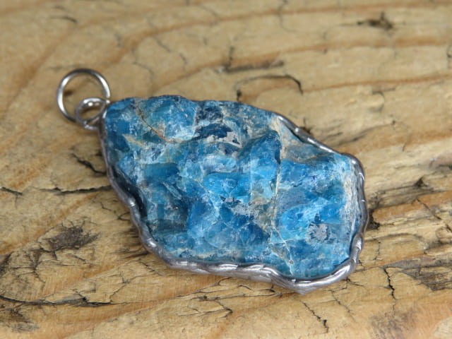 apatyt niebieski wisior